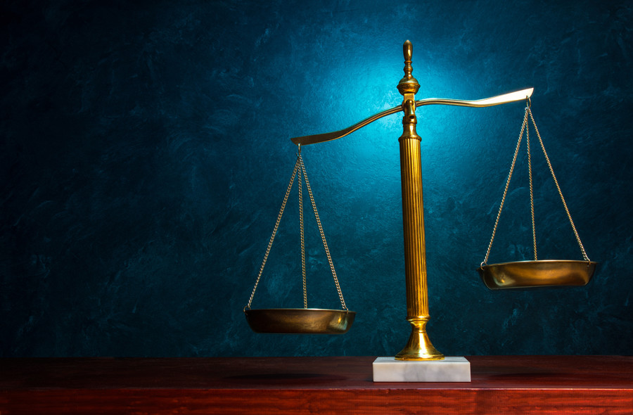 上海律师深度解析：刑事案件律师费用分阶段收费模式及影响因素
