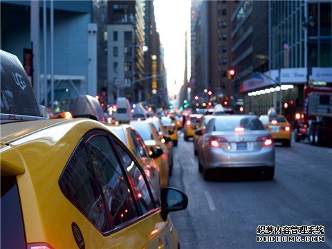 徐汇区吴中路律师团解高速一直压虚线行驶是否违法行为?