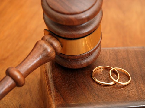 离婚诉讼中人寿保险应该归谁的问题