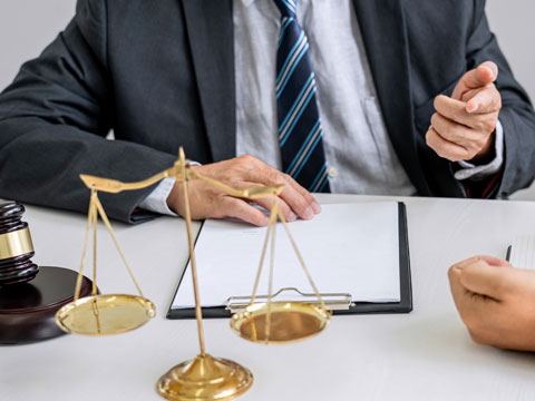 使贿赂行为得以实现的行为与行贿人或受贿人存在通谋